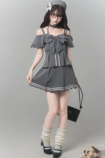 Top gris à ruban à pois + jupe + béret + ras-de-cou