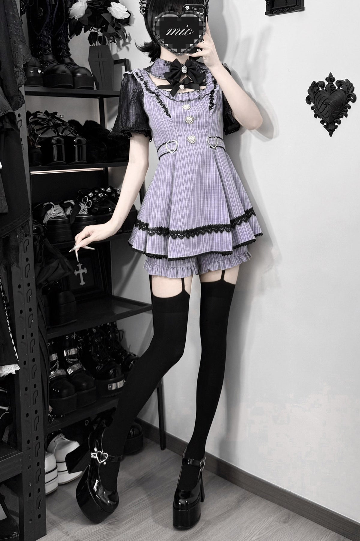Vestido oscuro de cuadros estilo jirai + pantalones cortos