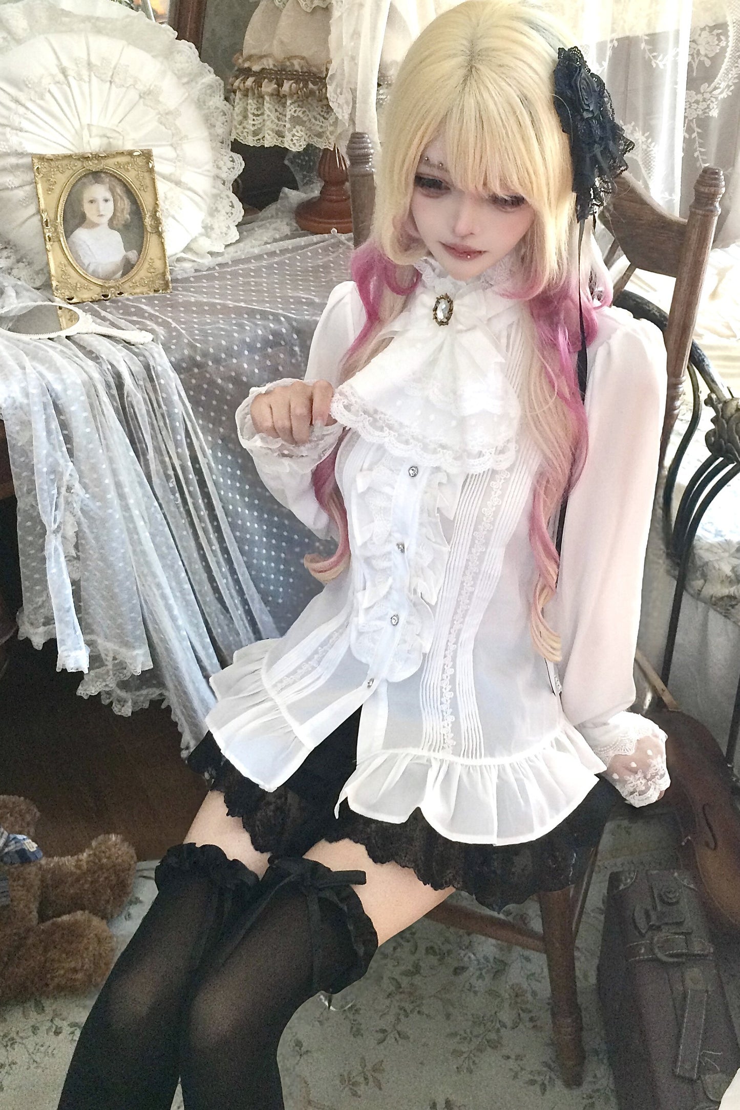 Completo top bianco in pizzo con volant e gonna nera