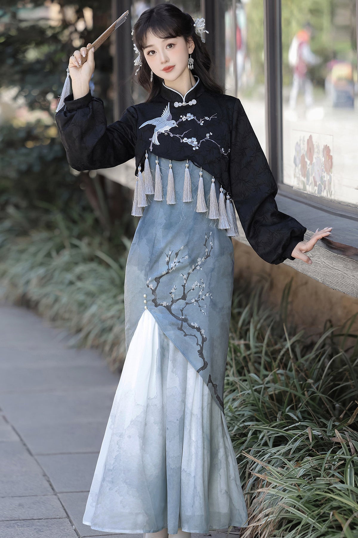 Weißes Pflaumen-Cheongsam-Oberteil- und Rock-Set