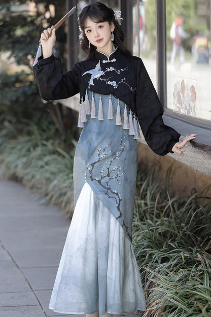 Weißes Pflaumen-Cheongsam-Oberteil- und Rock-Set