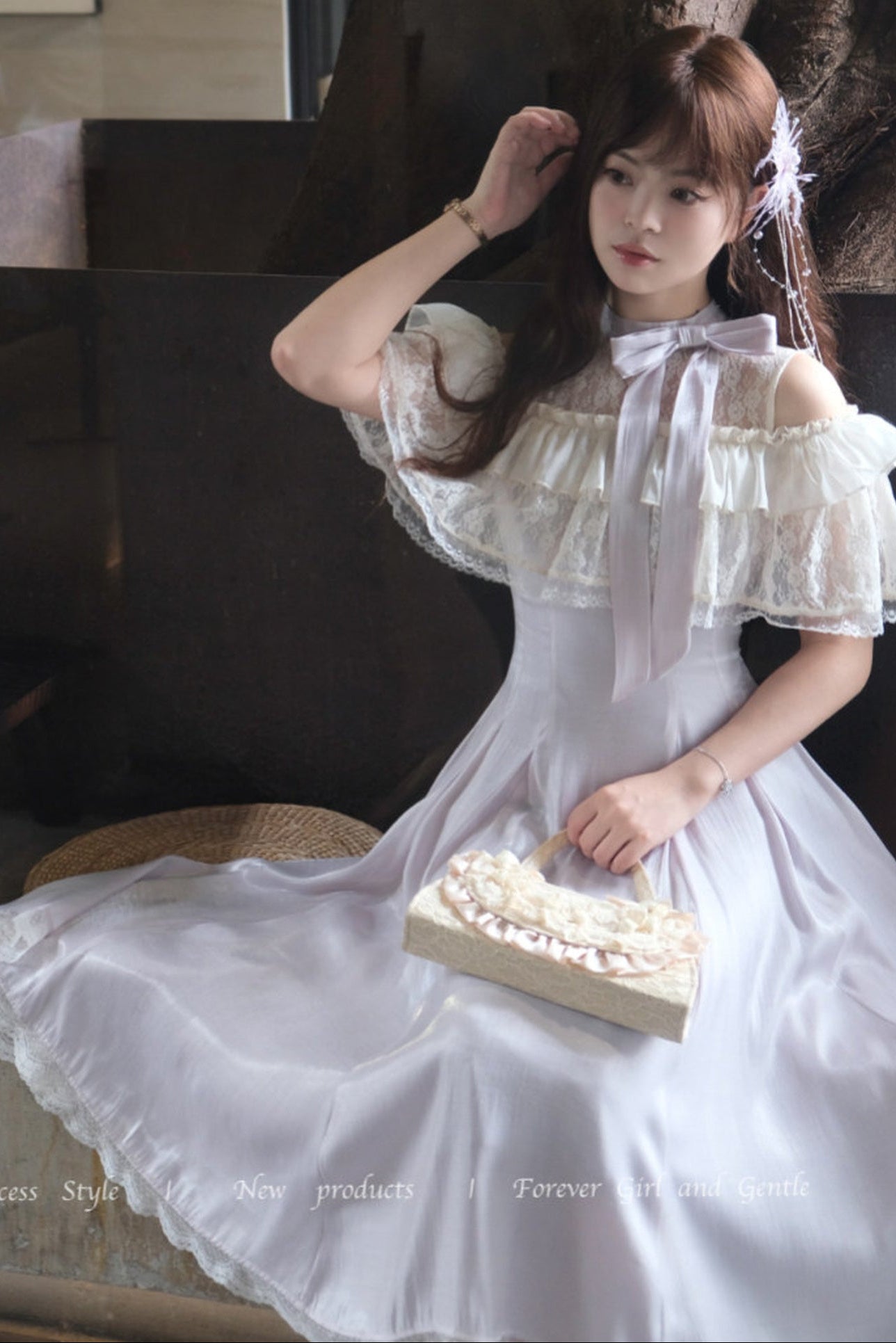 Langes schulterfreies Spitzenkleid