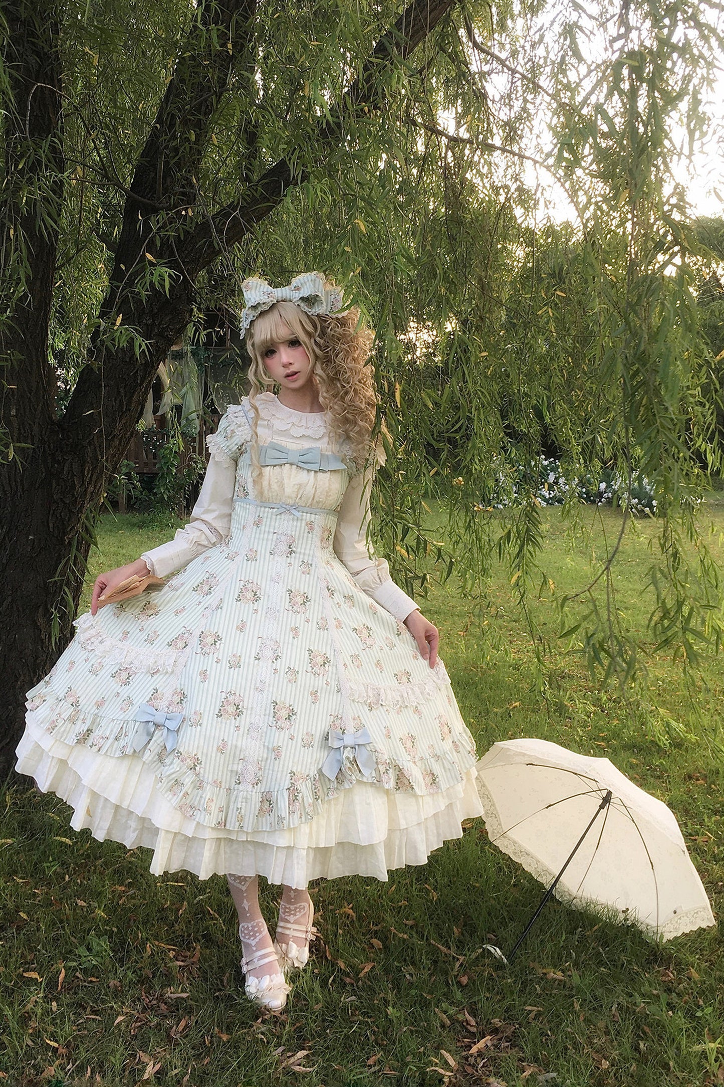 Conjunto coordinado de vestido con estampado de rosas y falda de doble volante