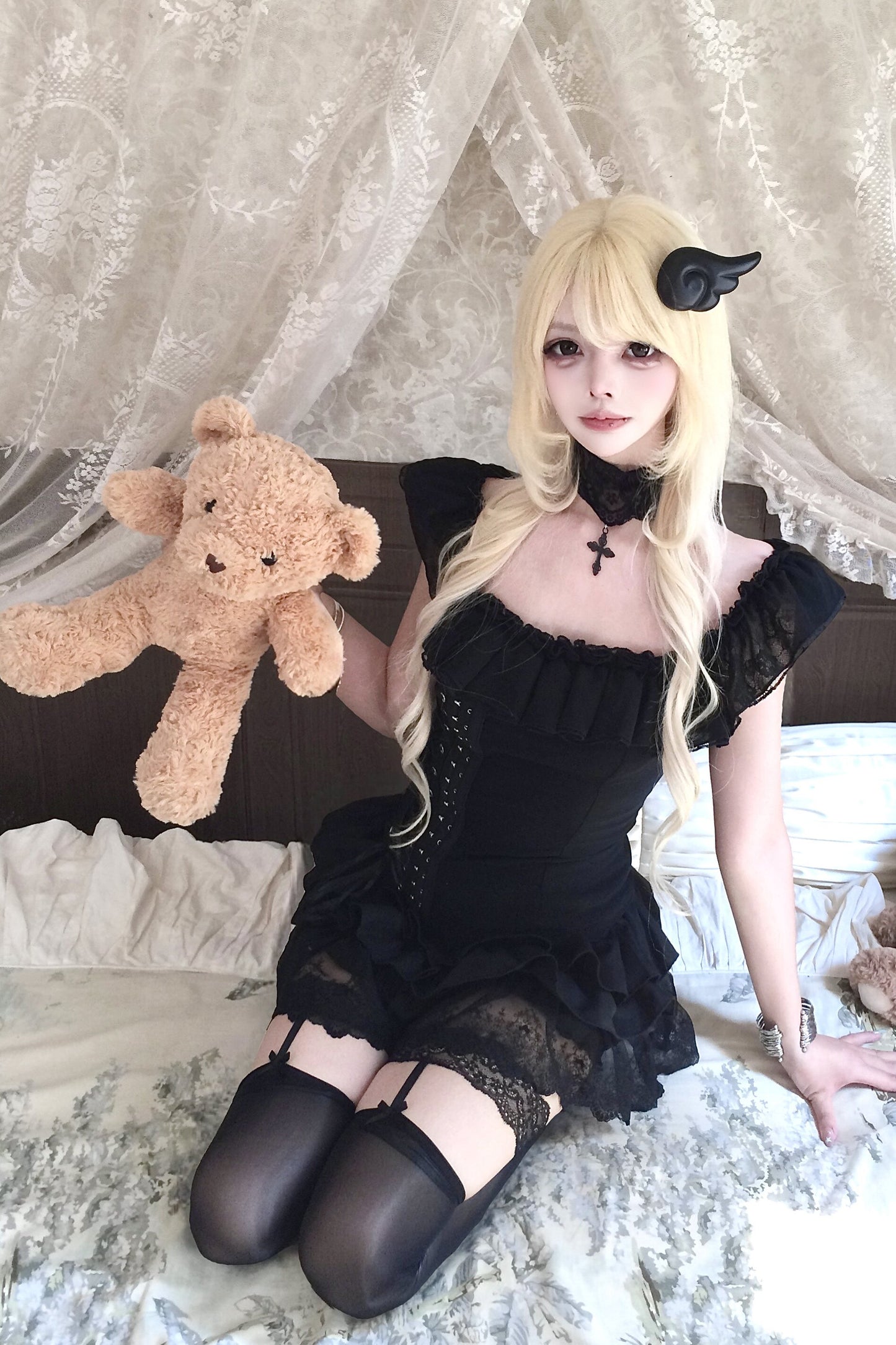 Schwarzes Gothic-Spitzen-Set aus schulterfreiem Oberteil mit Schnürung am Rücken und Rock