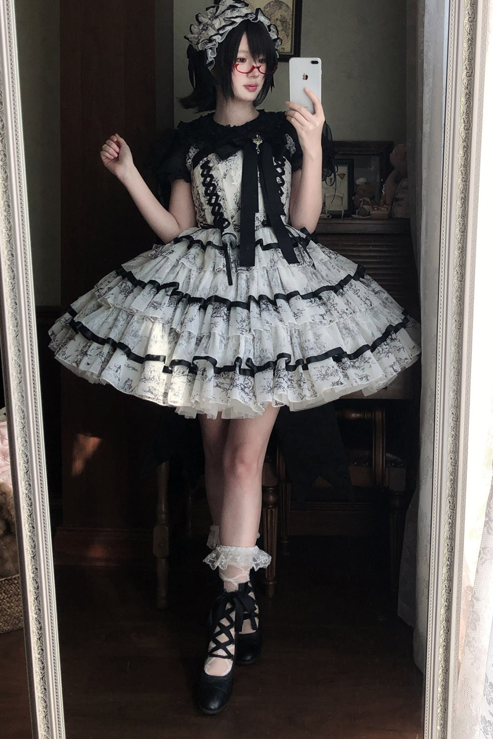 Lolita-Kleid mit Tuschewaschung und Fischgrätenmuster