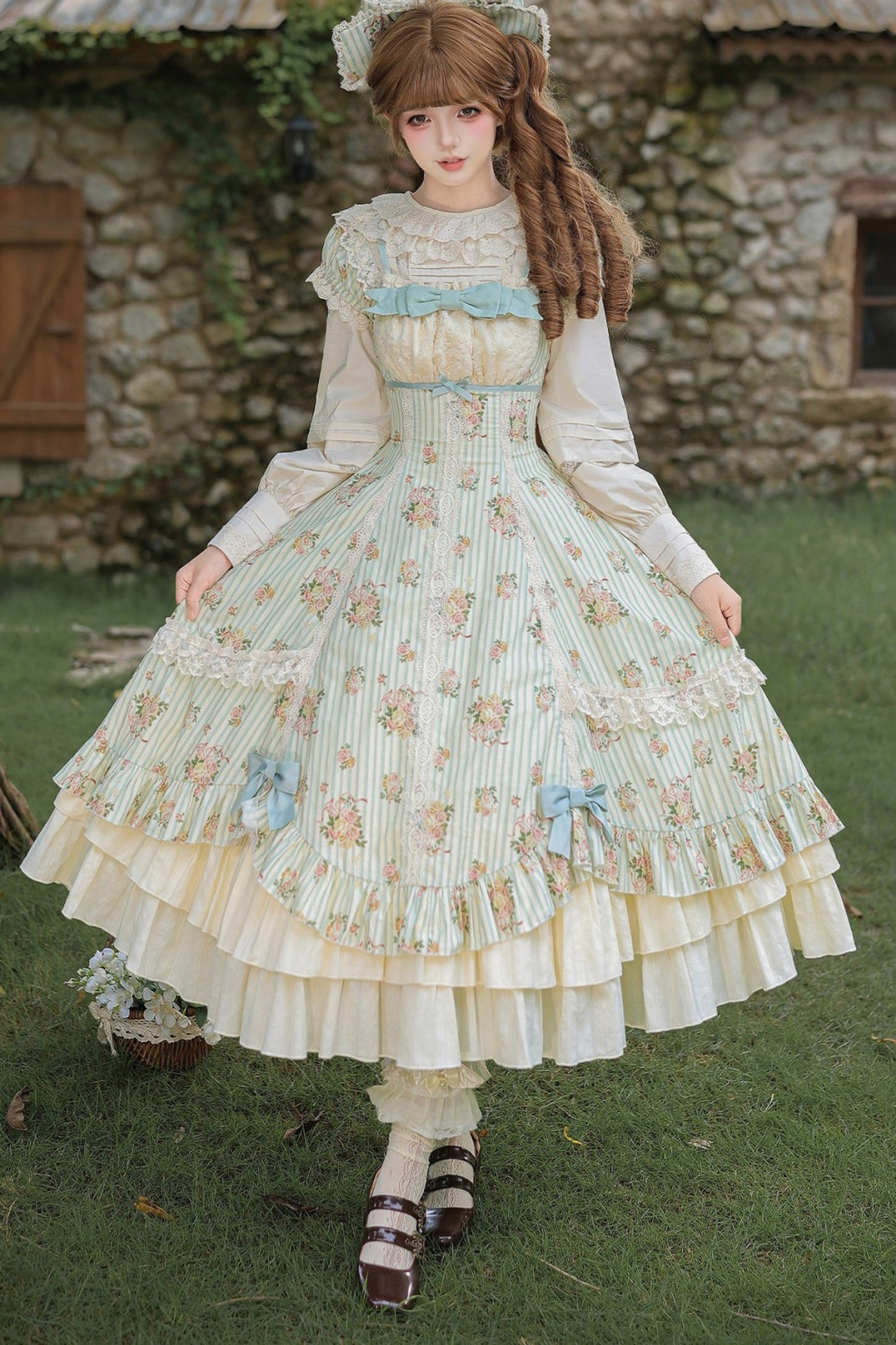 Conjunto coordinado de vestido con estampado de rosas y falda de doble volante