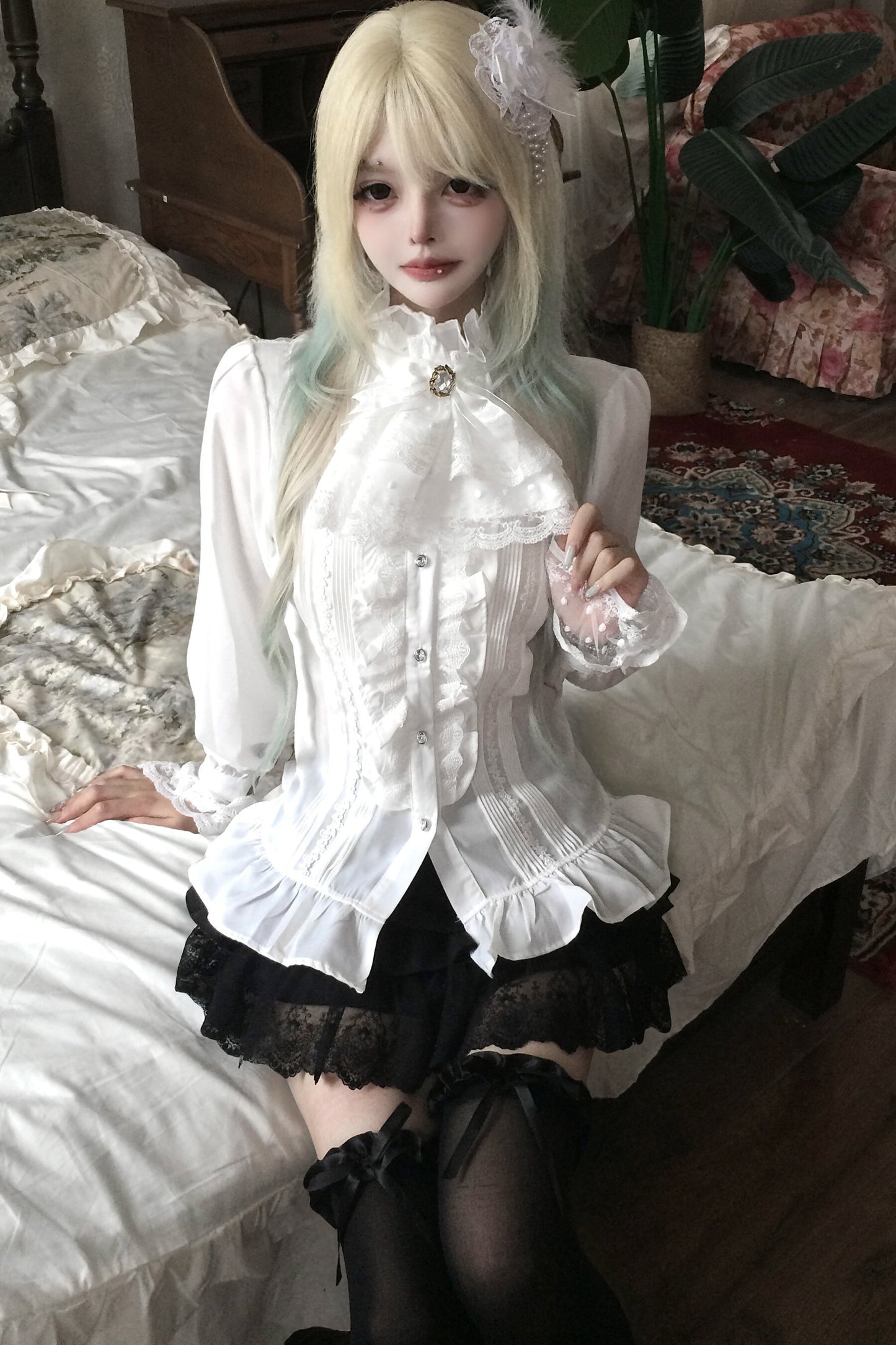 Completo top bianco in pizzo con volant e gonna nera