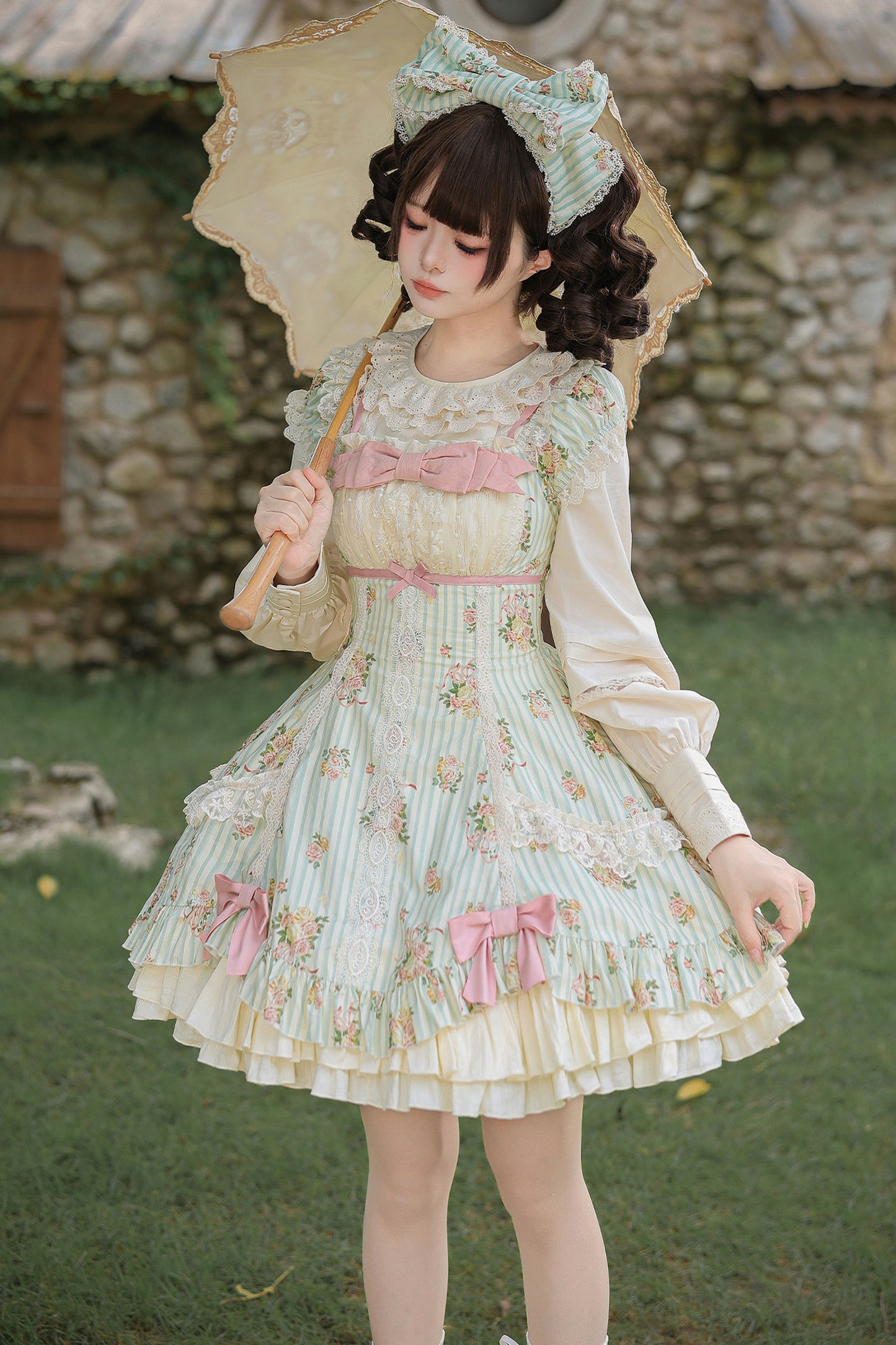 Conjunto coordinado de vestido con estampado de rosas y falda de doble volante
