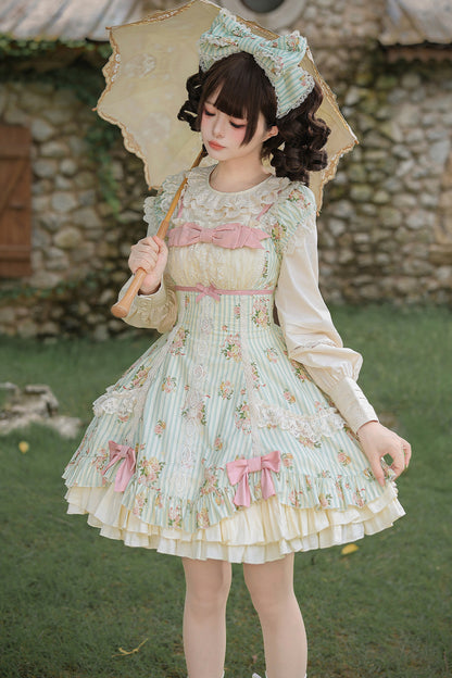 Conjunto coordinado de vestido con estampado de rosas y falda de doble volante