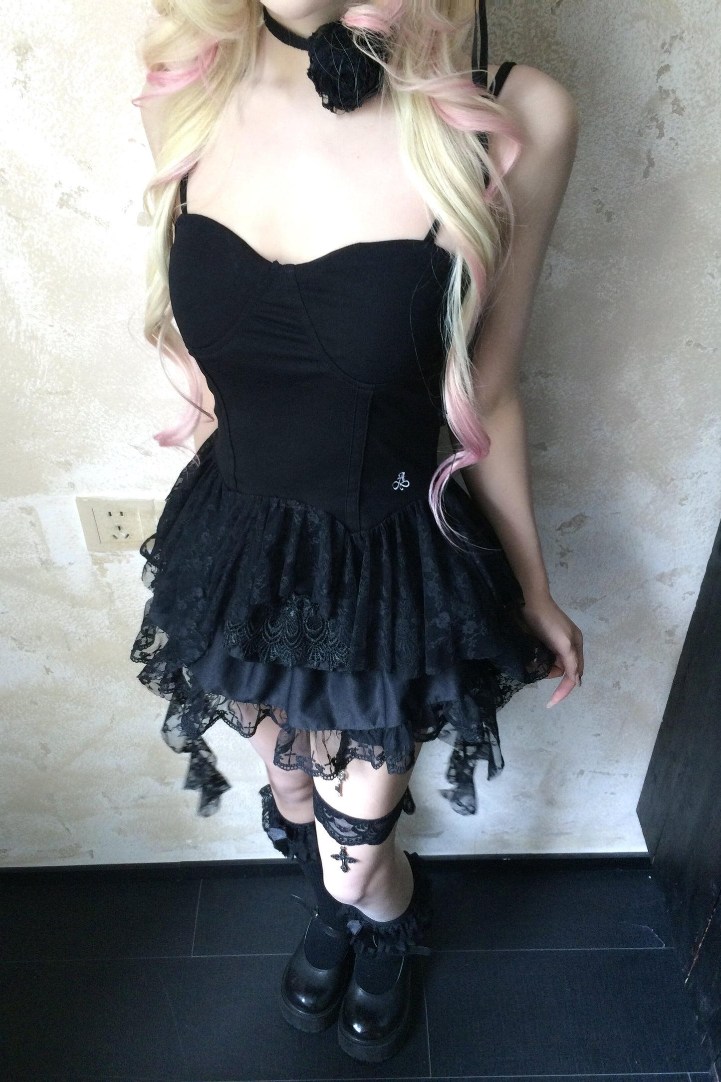 Schwarzes Spitzen-Tube-Top-Kleid mit freiem Rücken und Bindeband