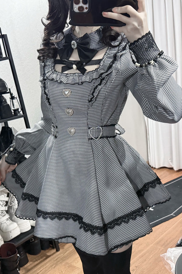 Vestido oscuro de cuadros estilo jirai + pantalones cortos