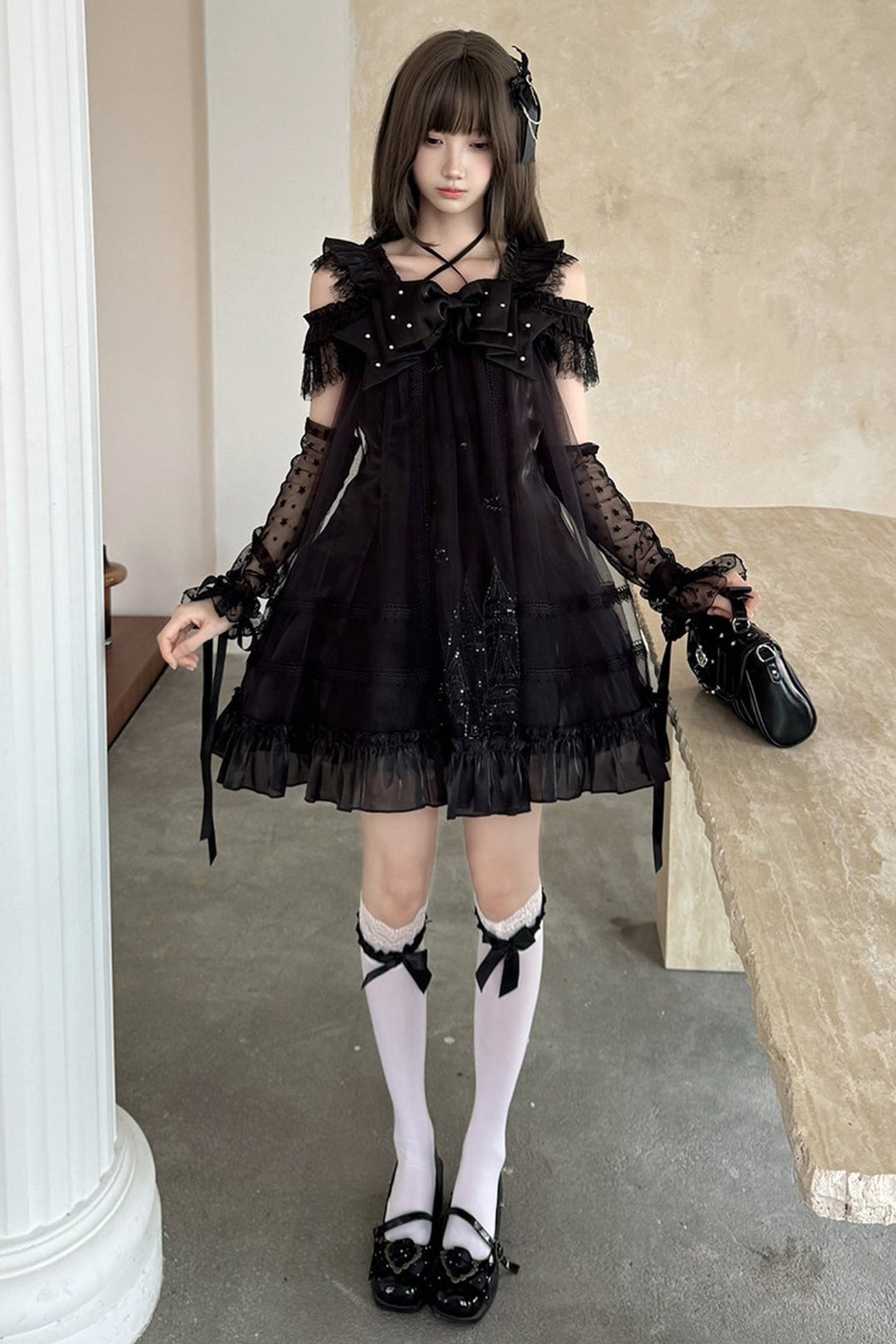 Vestido gótico con lazo de perlas y tirantes cruzados