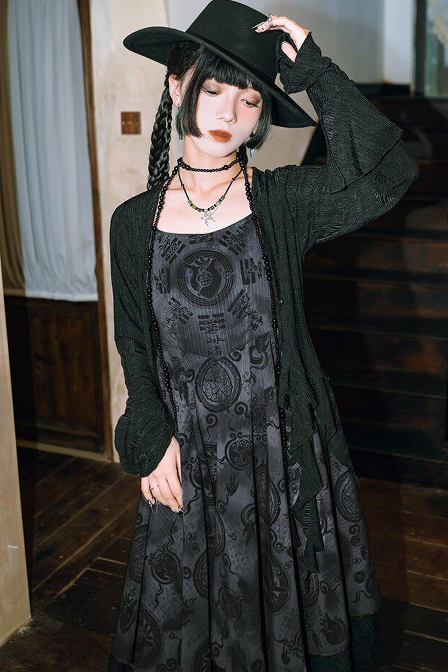 Japanisch-modernes asymmetrisches Maxikleid + transparenter Umhang im China-Stil