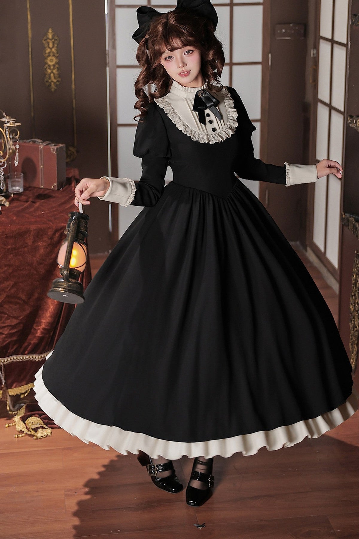 Robe tablier de soubrette à col montant