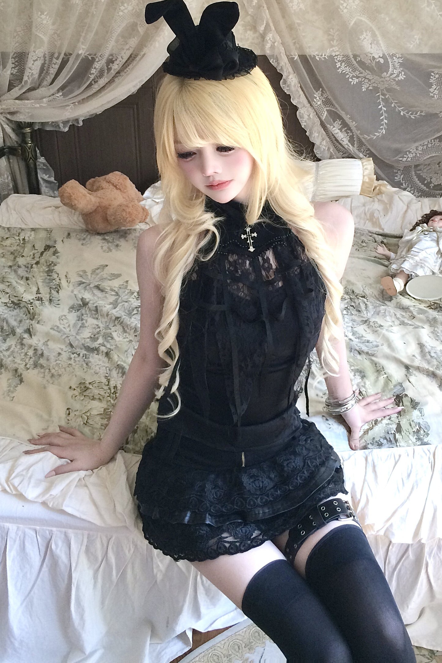 Schwarzes Set aus Spitzen-Neckholder-Oberteil mit Aussparungen und Minirock