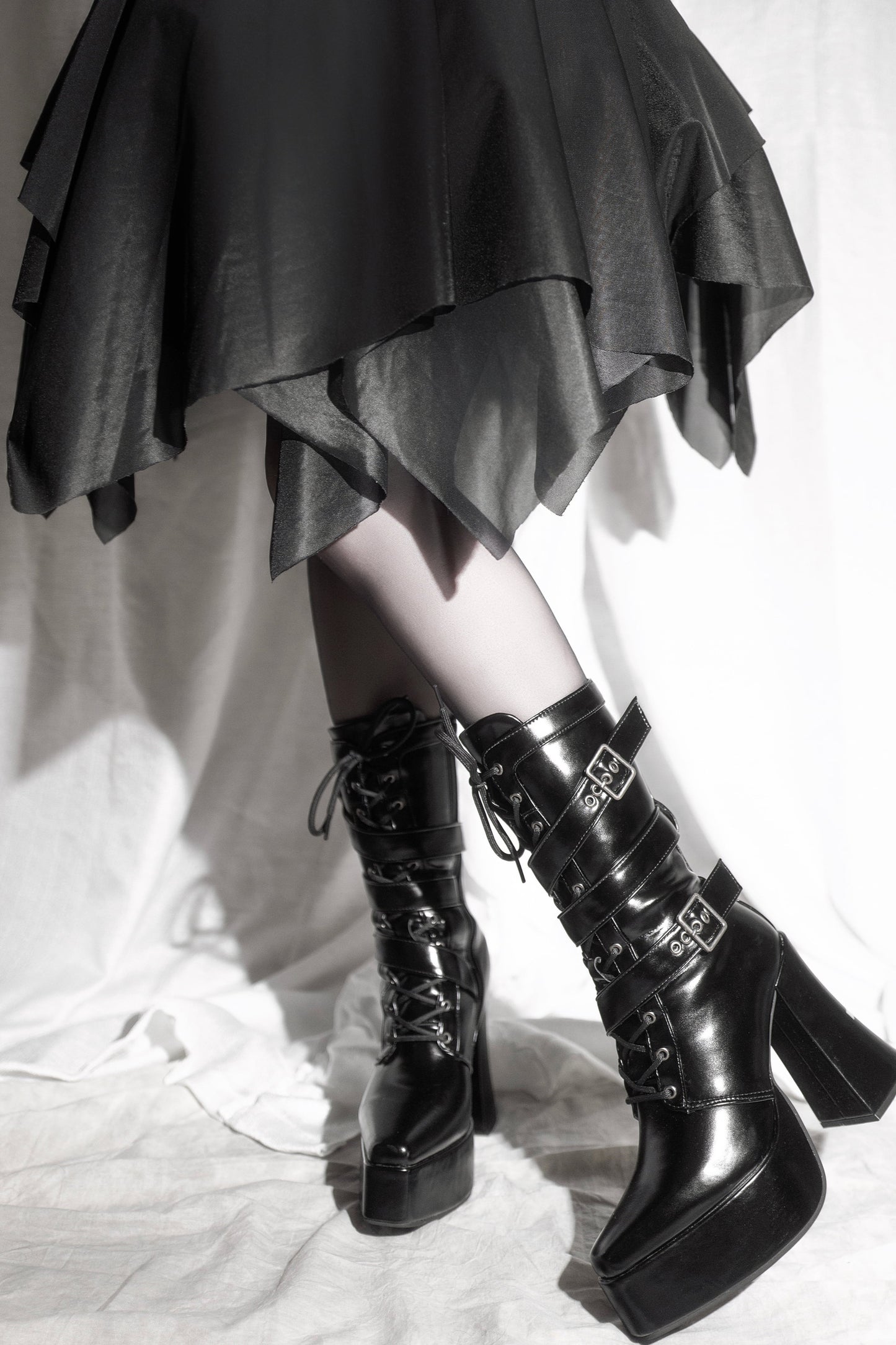 Bottes à plateforme à bout carré et brides croisées inversées