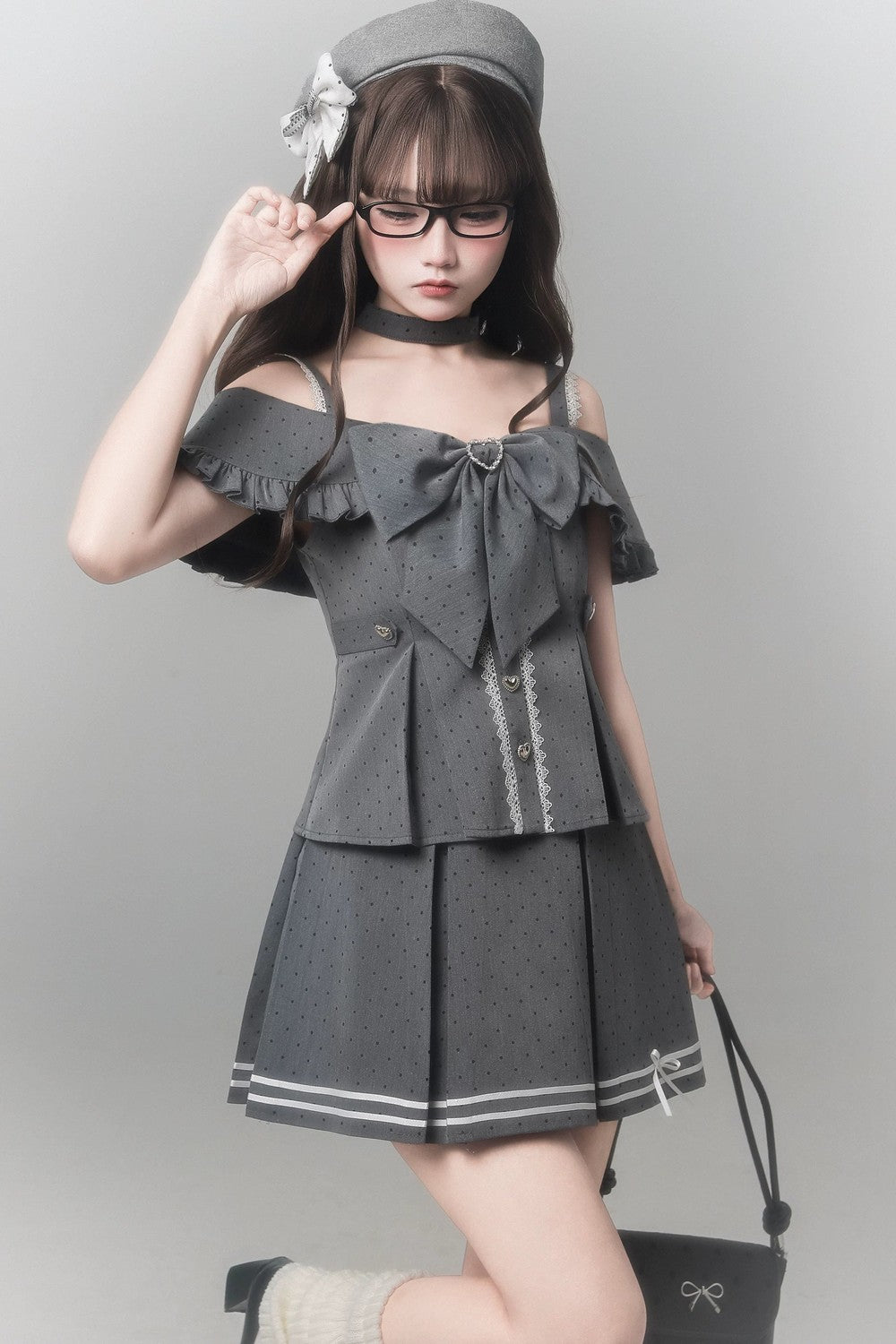 Top gris à ruban à pois + jupe + béret + ras-de-cou