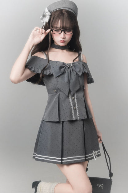 Top gris à ruban à pois + jupe + béret + ras-de-cou