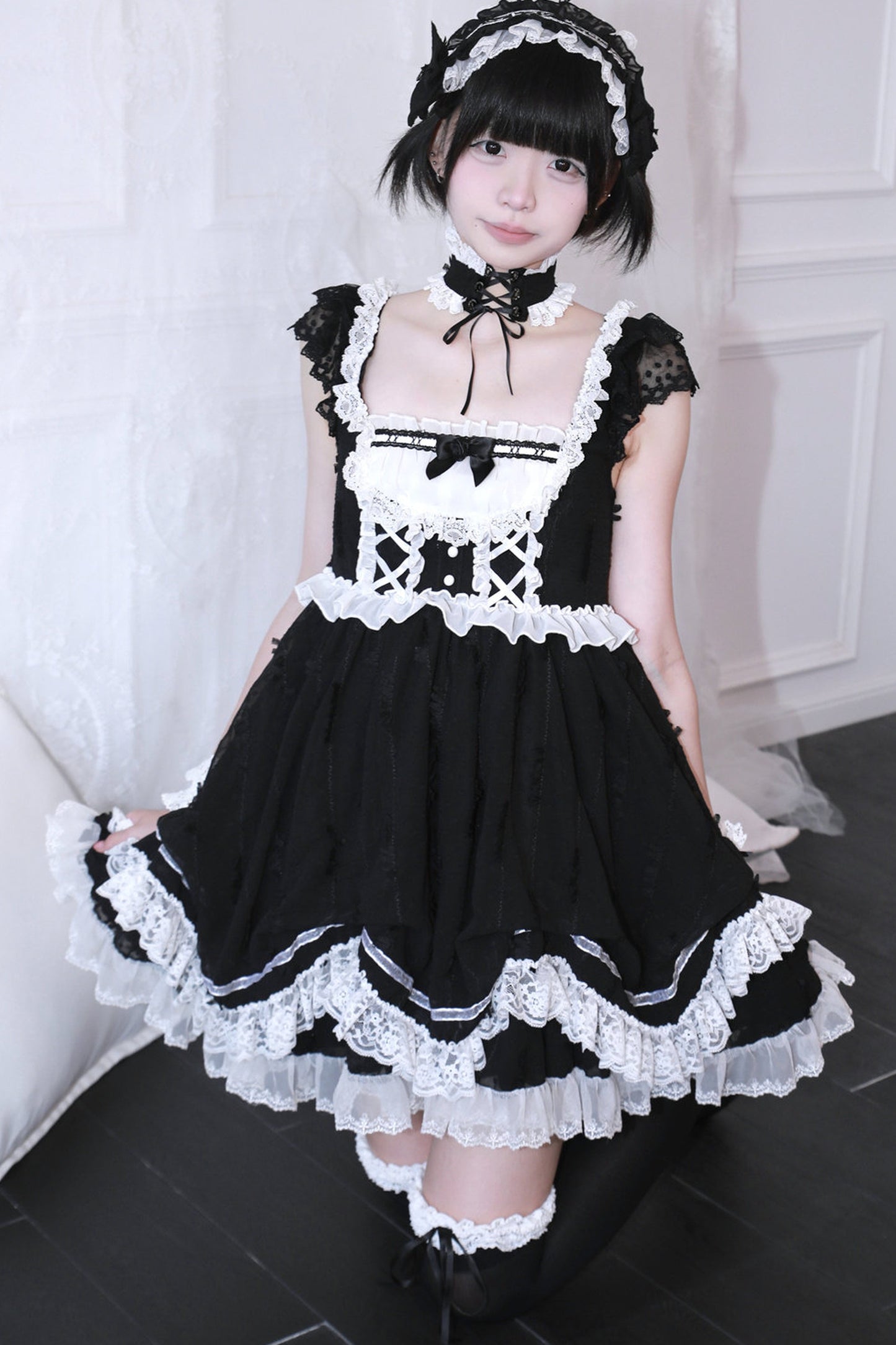 Puppenhaftes Ballonkleid mit Schleife und Spitze + eng anliegendes Halsband + Kopfschmuck