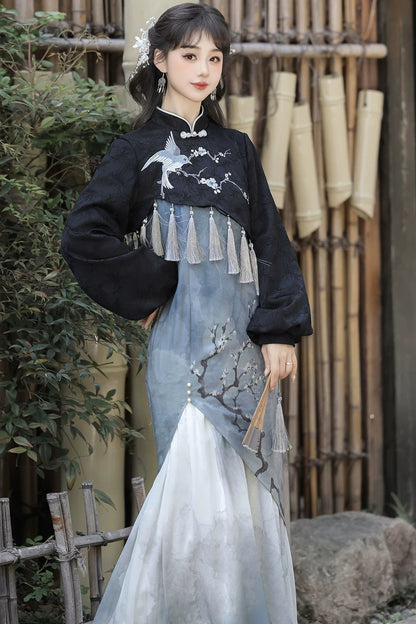 Weißes Pflaumen-Cheongsam-Oberteil- und Rock-Set