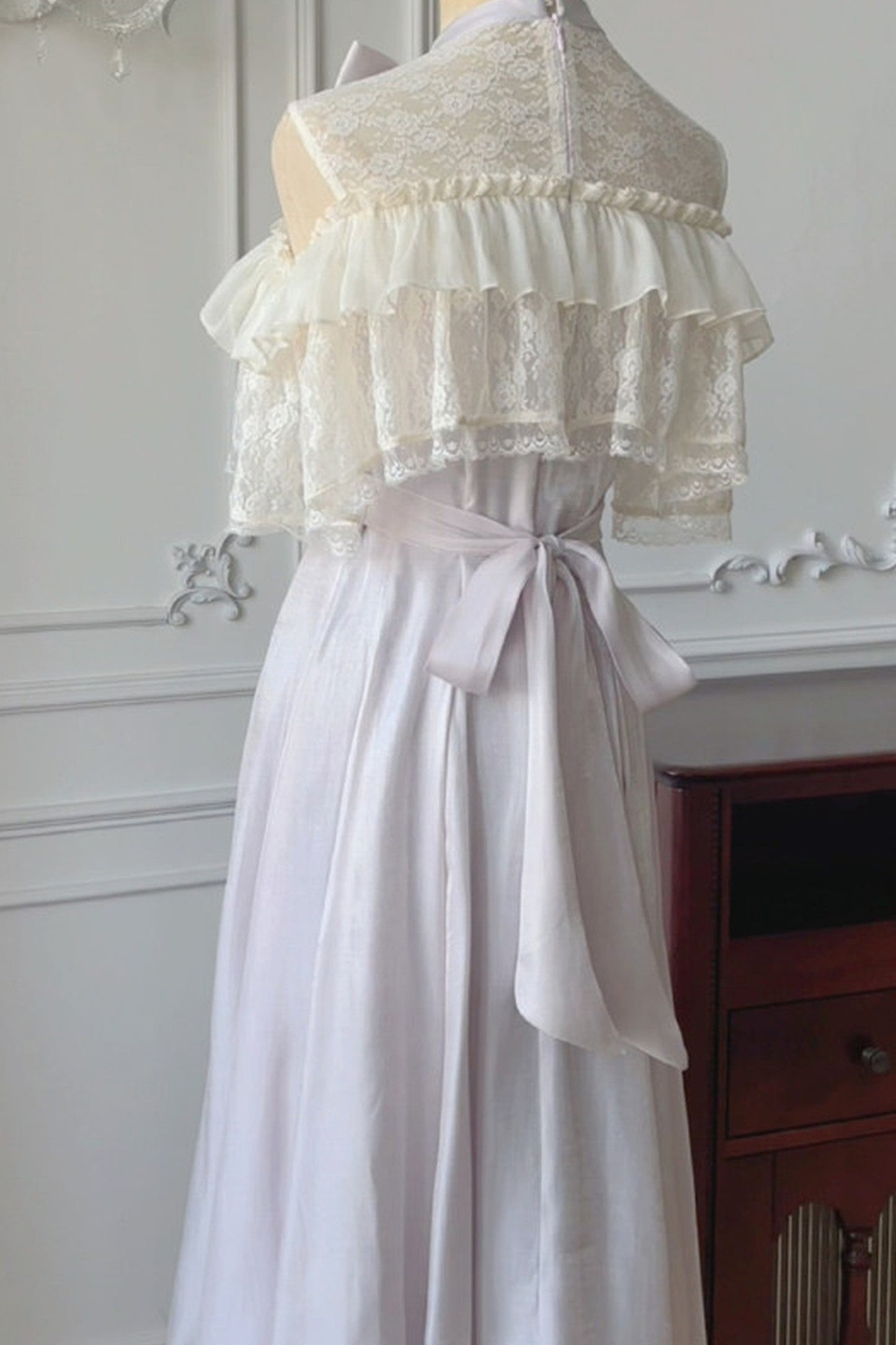 Langes schulterfreies Spitzenkleid