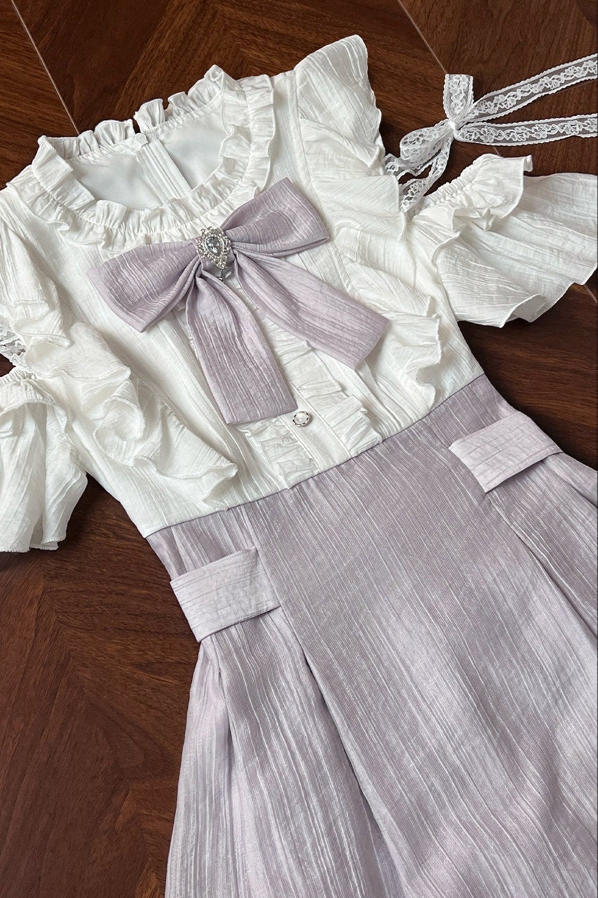 Lila schulterfreies Kurzarmkleid mit Gürtel