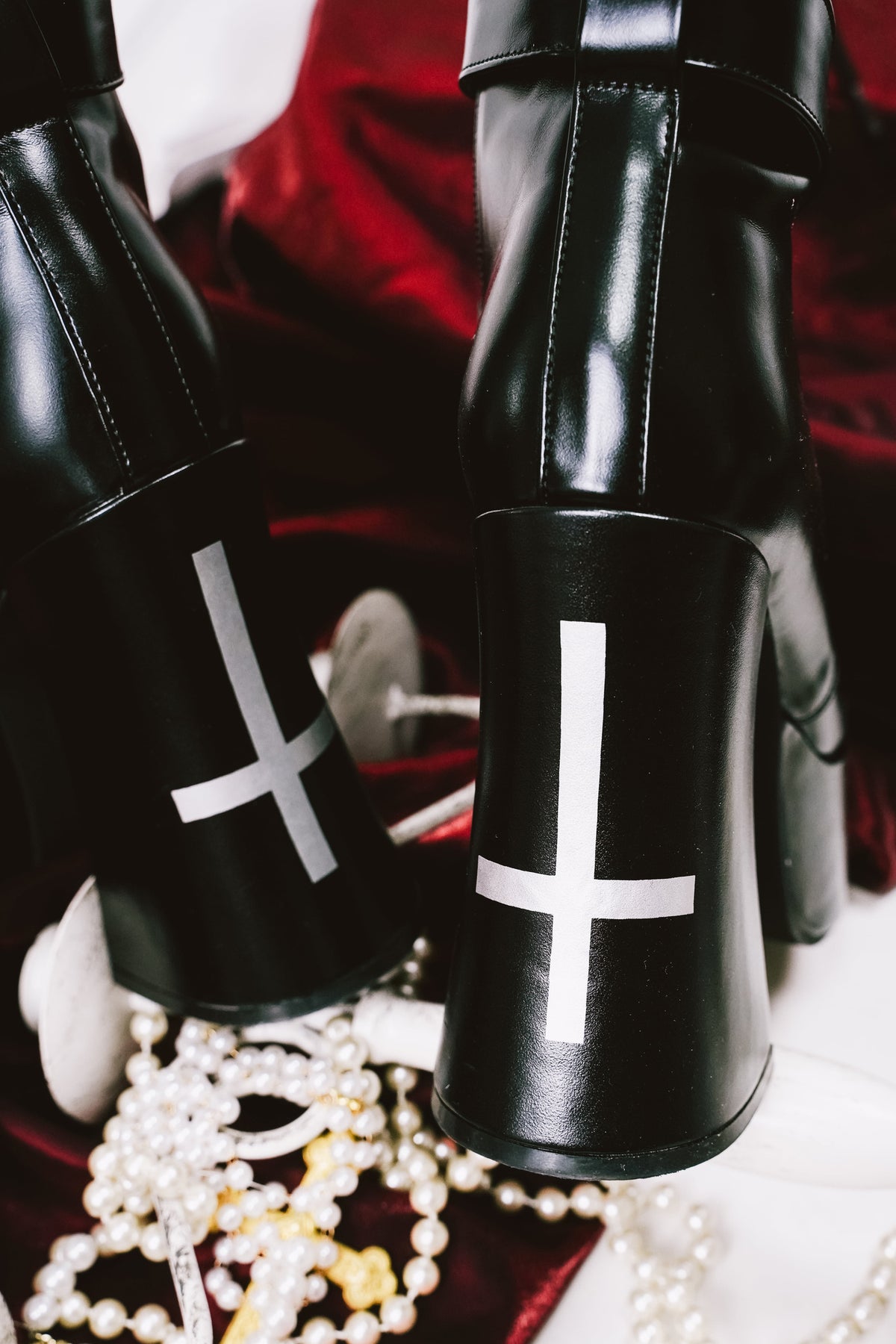 Bottes à plateforme à bout carré et brides croisées inversées