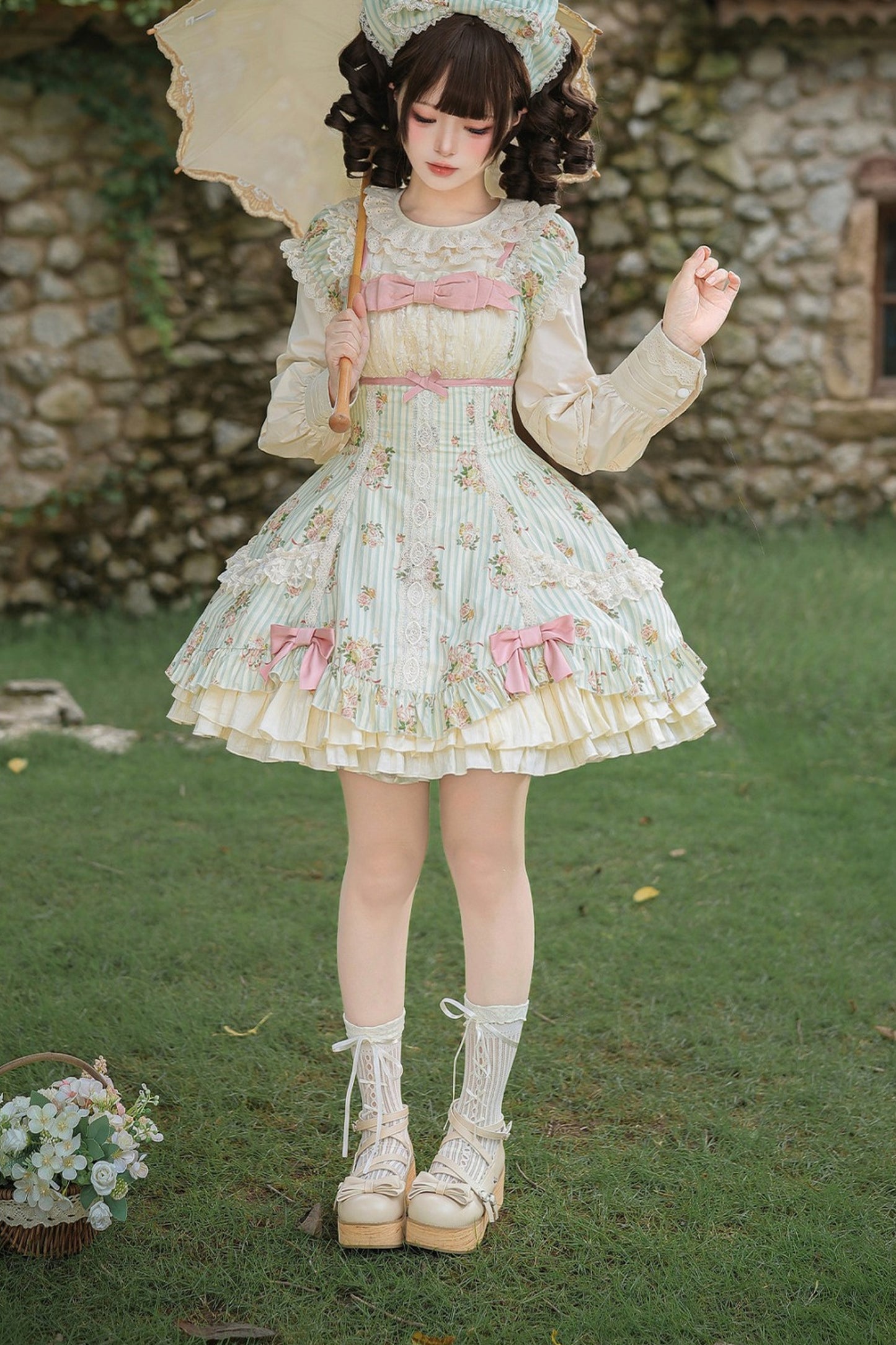 Conjunto coordinado de vestido con estampado de rosas y falda de doble volante