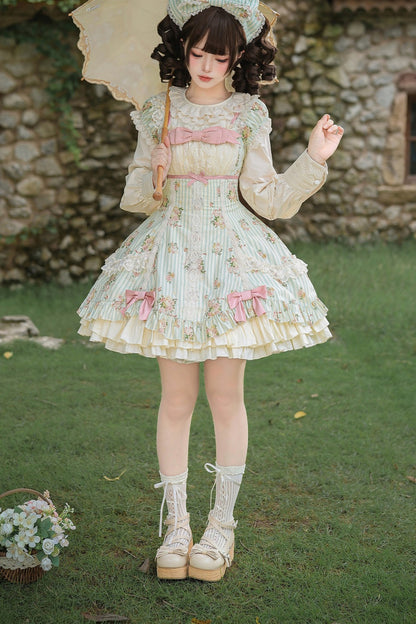 Conjunto coordinado de vestido con estampado de rosas y falda de doble volante