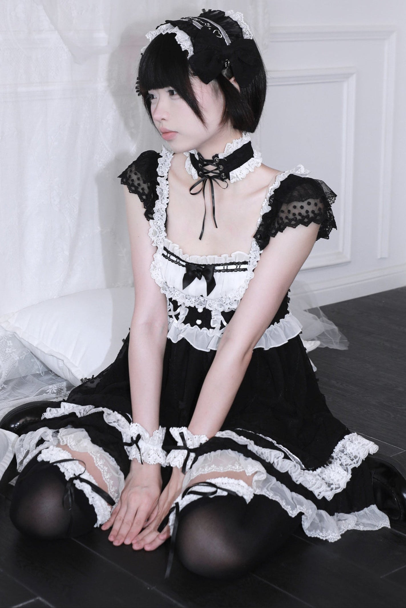 Puppenhaftes Ballonkleid mit Schleife und Spitze + eng anliegendes Halsband + Kopfschmuck
