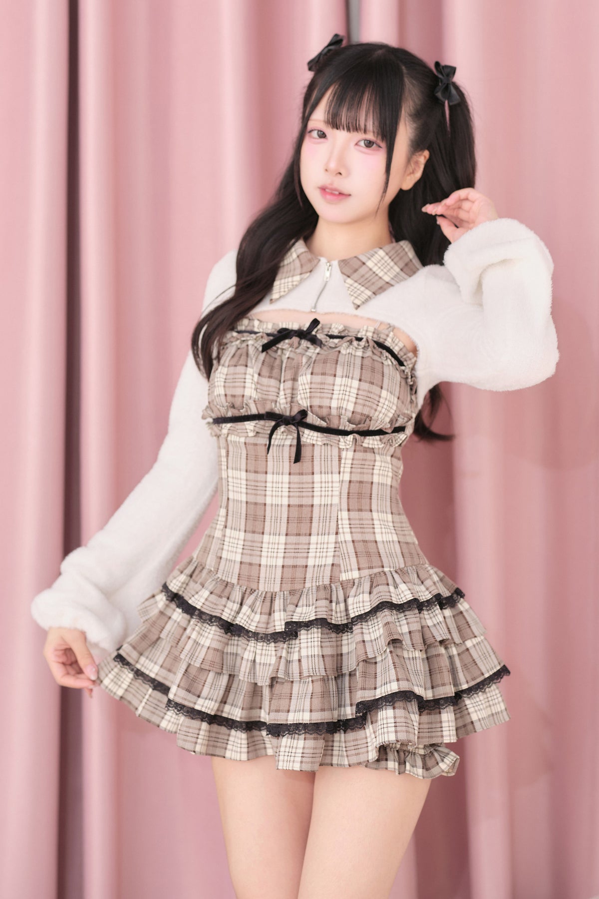 Ensemble haut pelucheux et robe à carreaux