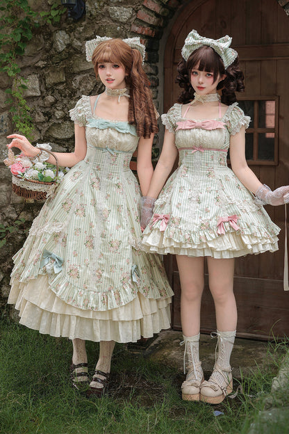Conjunto coordinado de vestido con estampado de rosas y falda de doble volante