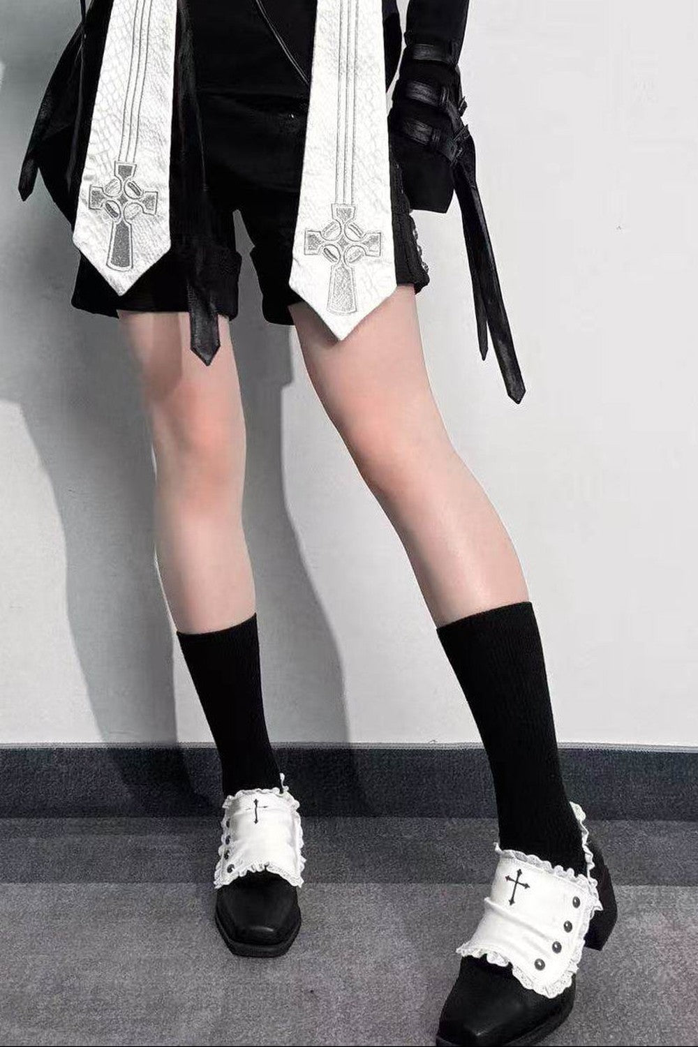 [Reservierungsschluss 24. Mai] Gothic-Lolita-Prinzenschuhe mit Spitzenbesatz und Kreuzdetail