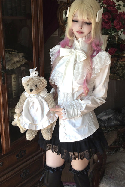 Chemisier blanc à volants en dentelle avec nœud