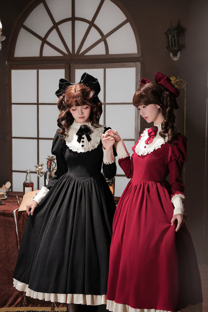 Robe tablier de soubrette à col montant