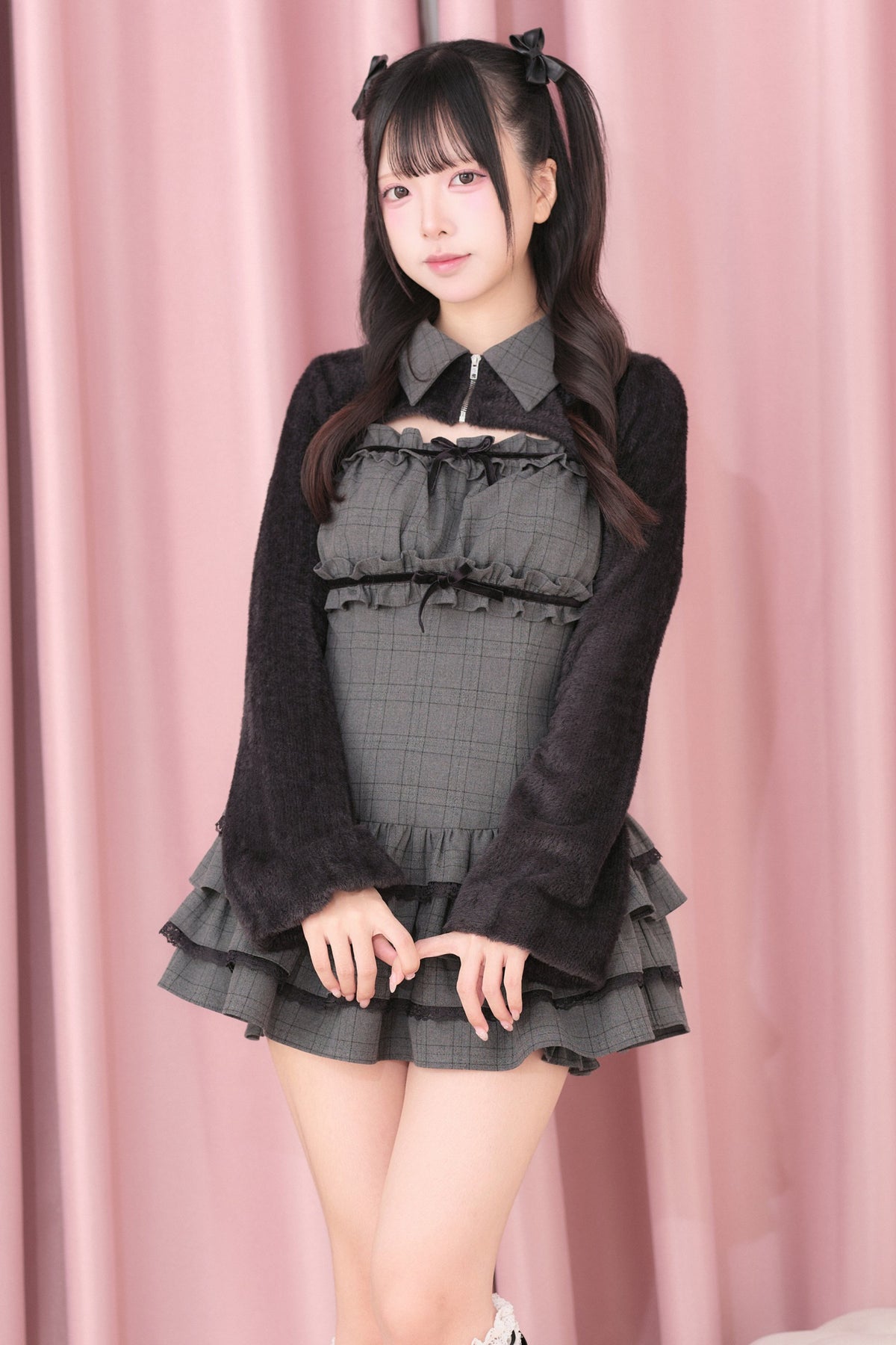 Ensemble haut pelucheux et robe à carreaux