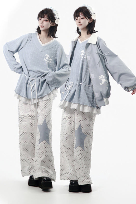 Completo con giacca azzurro chiaro con pony e pantaloni a pois