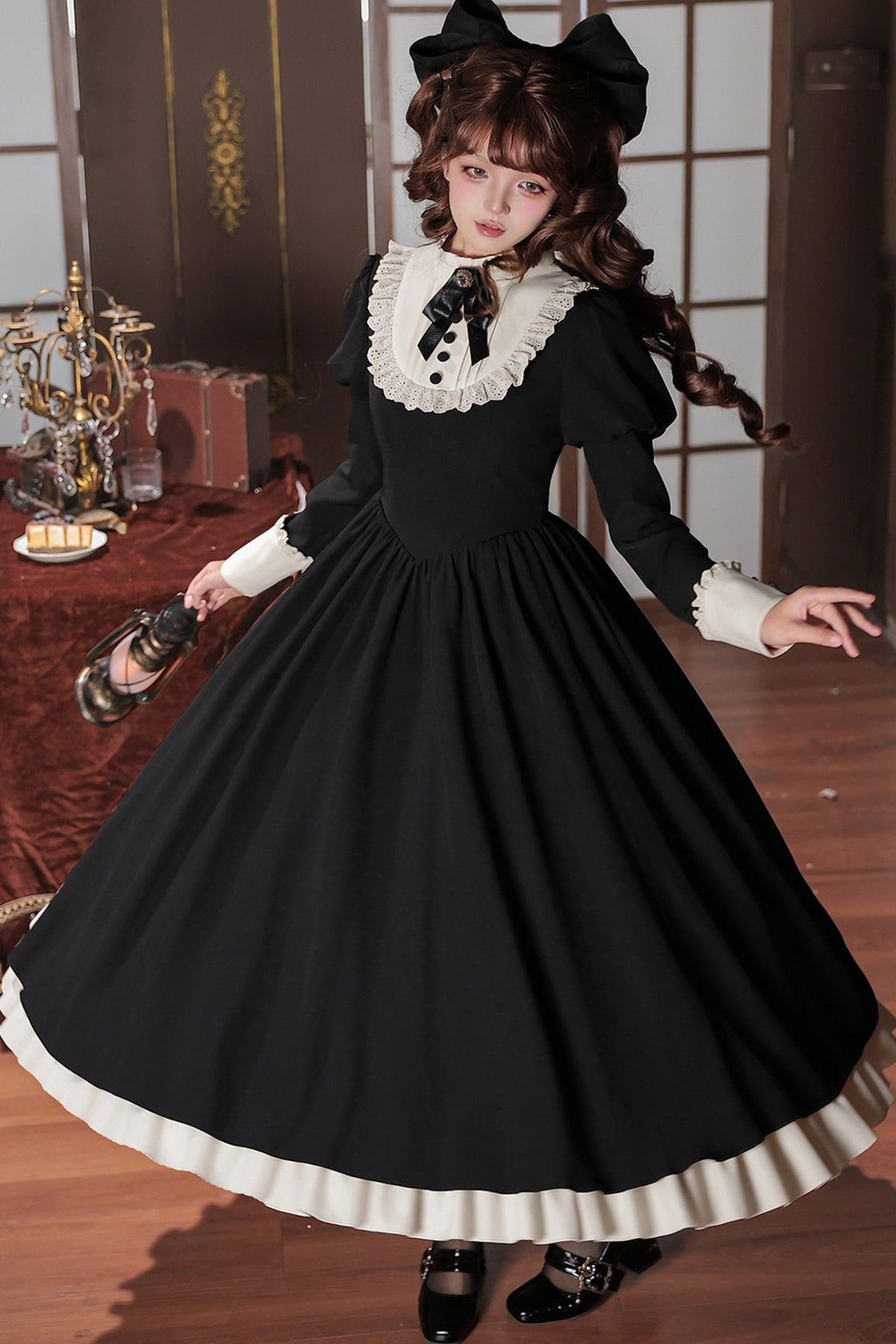 Robe tablier de soubrette à col montant