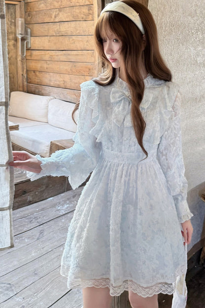 Robe bleue à fleurs avec découpes