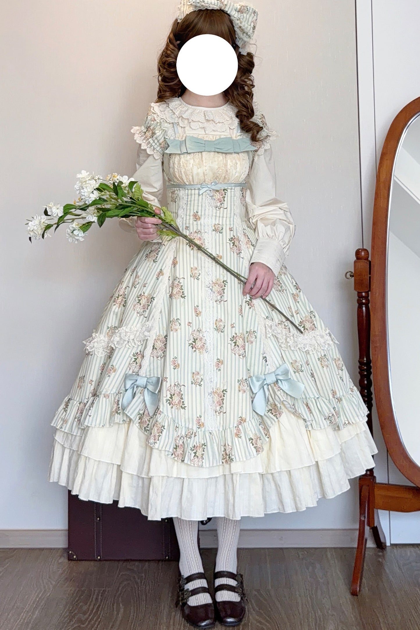 Conjunto coordinado de vestido con estampado de rosas y falda de doble volante
