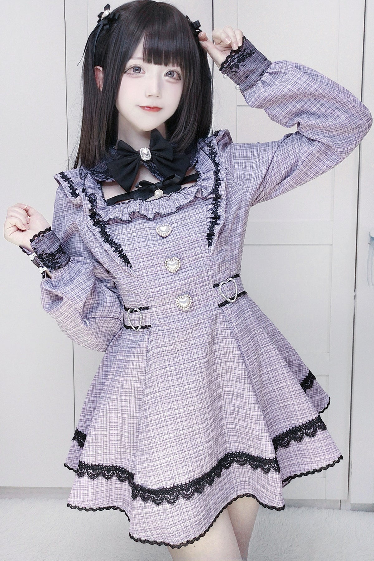 Vestido oscuro de cuadros estilo jirai + pantalones cortos