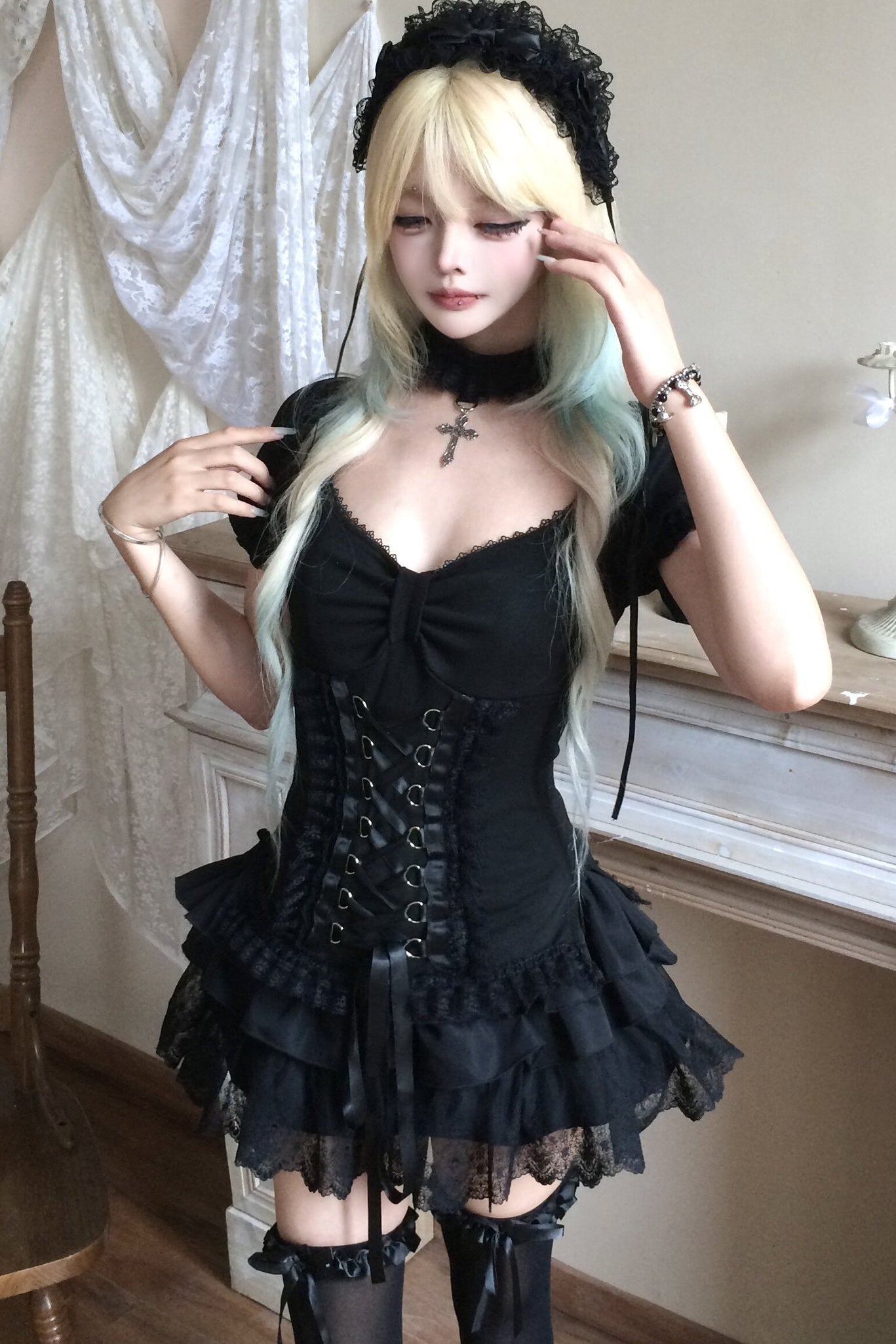 Completo con T-shirt nera gotica in pizzo con spalline incrociate e gonna