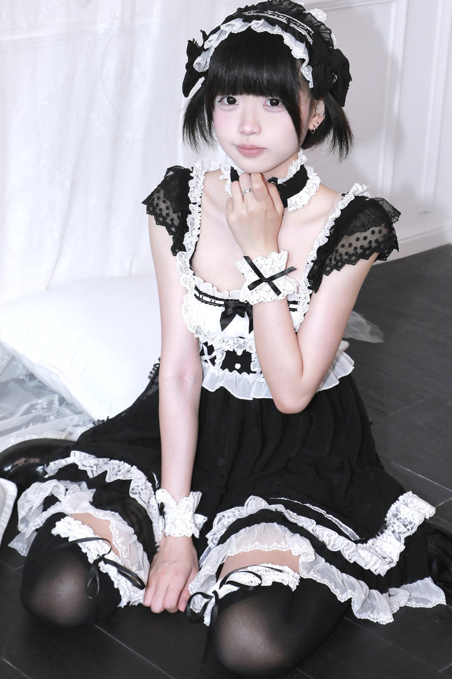 Puppenhaftes Ballonkleid mit Schleife und Spitze + eng anliegendes Halsband + Kopfschmuck