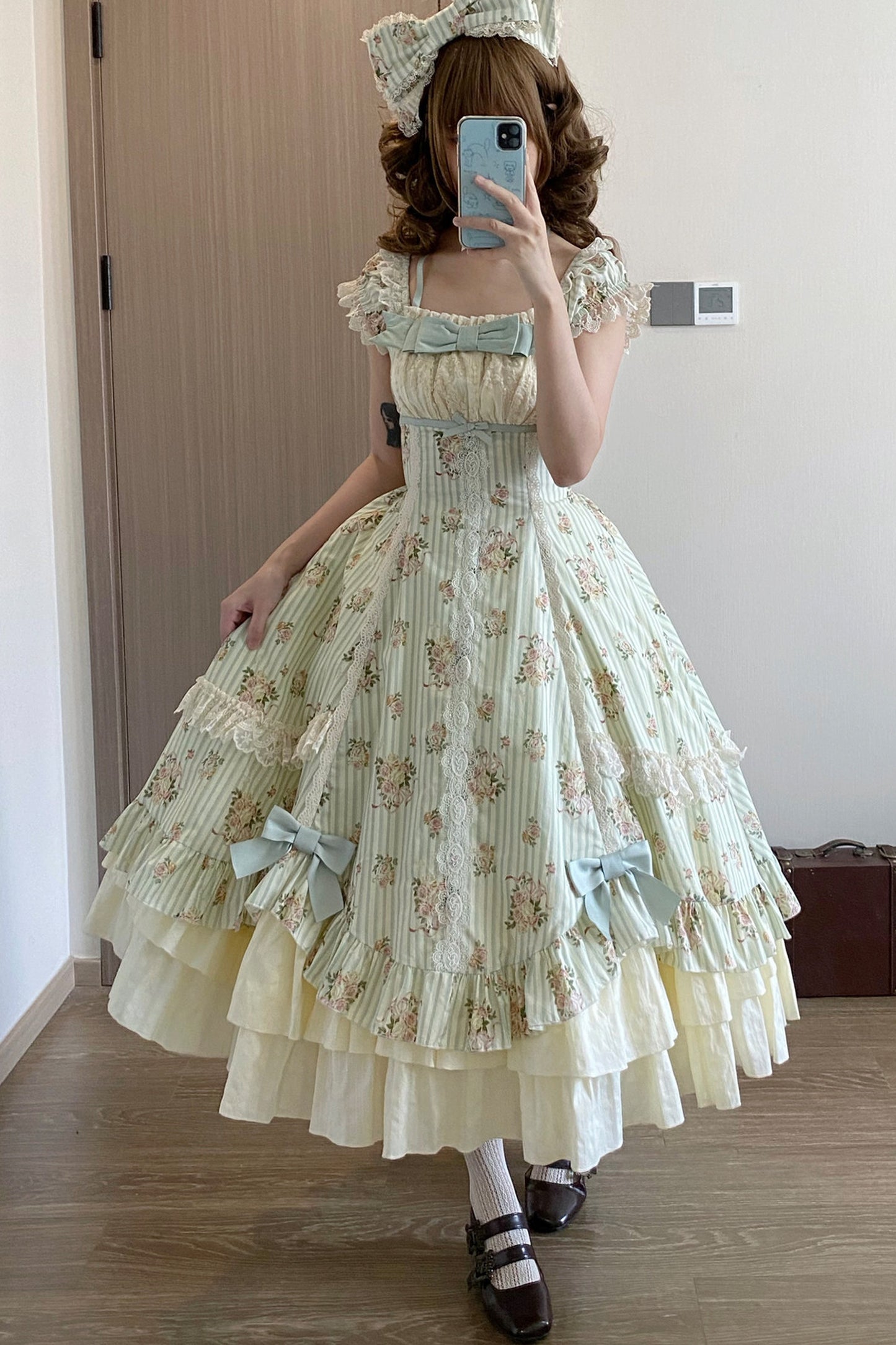 Conjunto coordinado de vestido con estampado de rosas y falda de doble volante