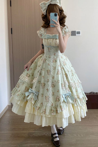 Conjunto coordinado de vestido con estampado de rosas y falda de doble volante