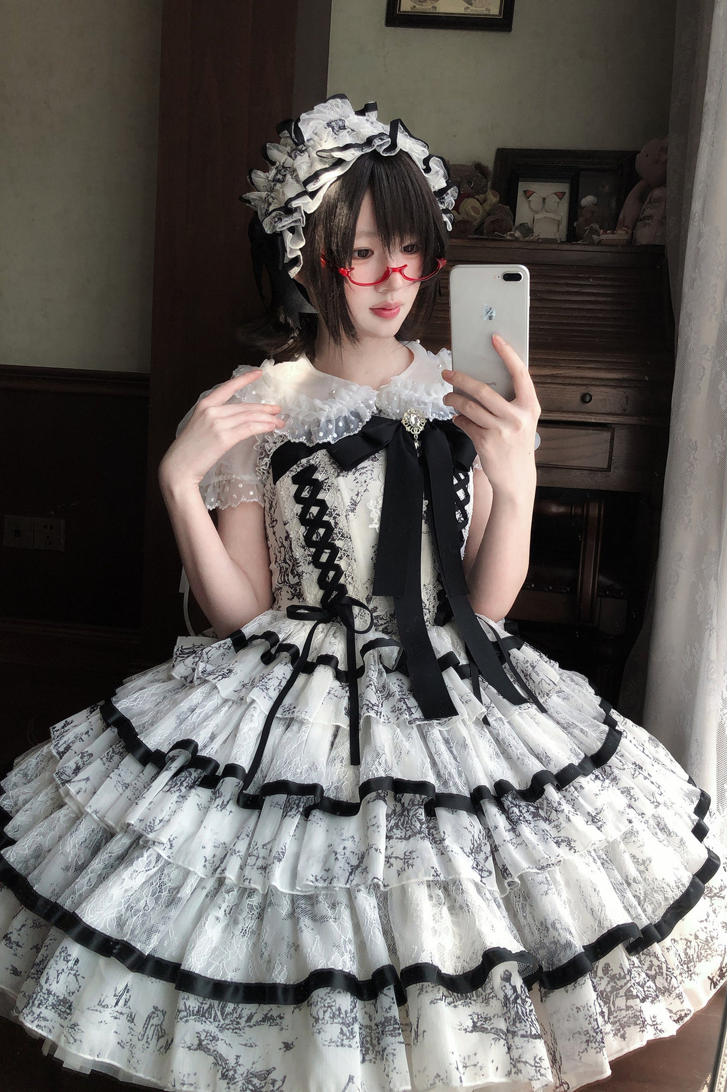 Lolita-Kleid mit Tuschewaschung und Fischgrätenmuster