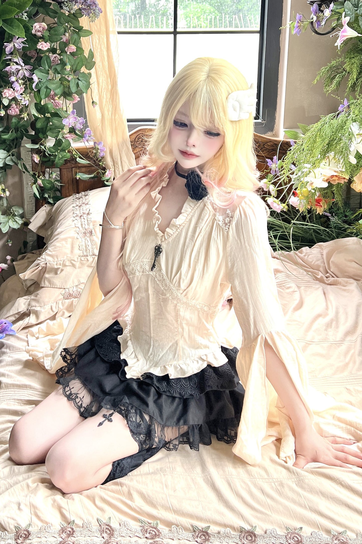 Apricot langärmeliges Lagen-Shirt mit Spitze und Rüschen sowie schwarzer Rock im Set