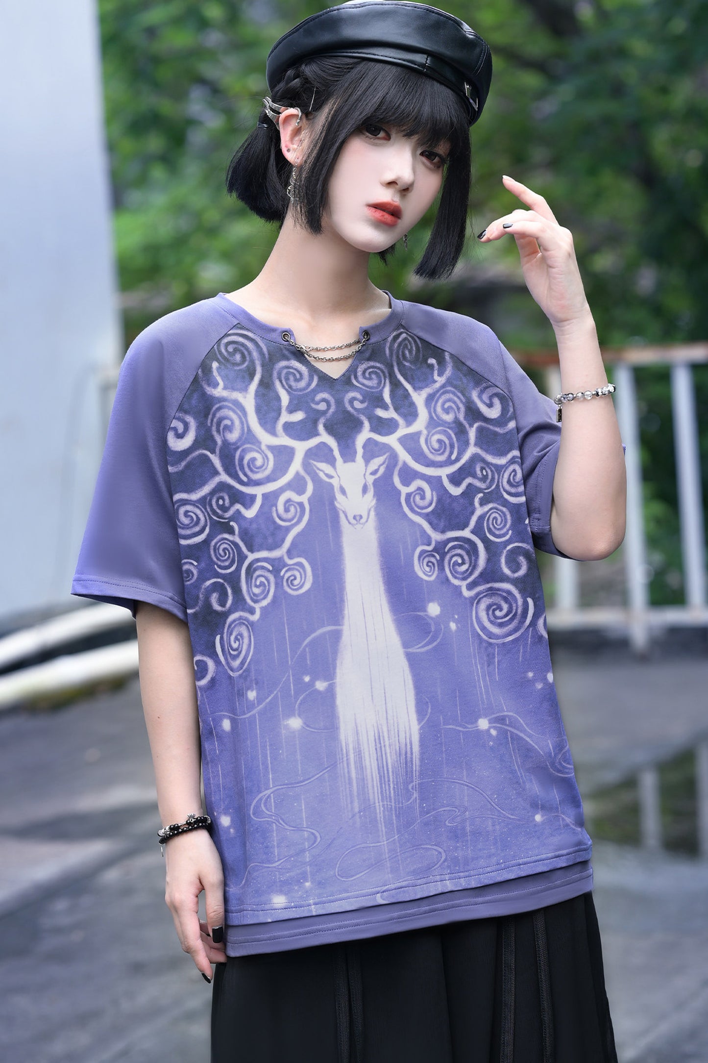 Lila Grafik-T-Shirt mit Fantasiehirsch