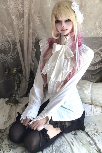 Chemisier blanc à volants en dentelle avec nœud