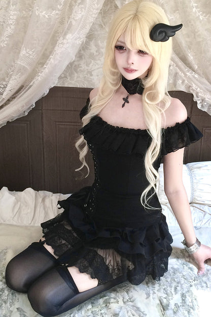 Schwarzes Gothic-Spitzen-Set aus schulterfreiem Oberteil mit Schnürung am Rücken und Rock